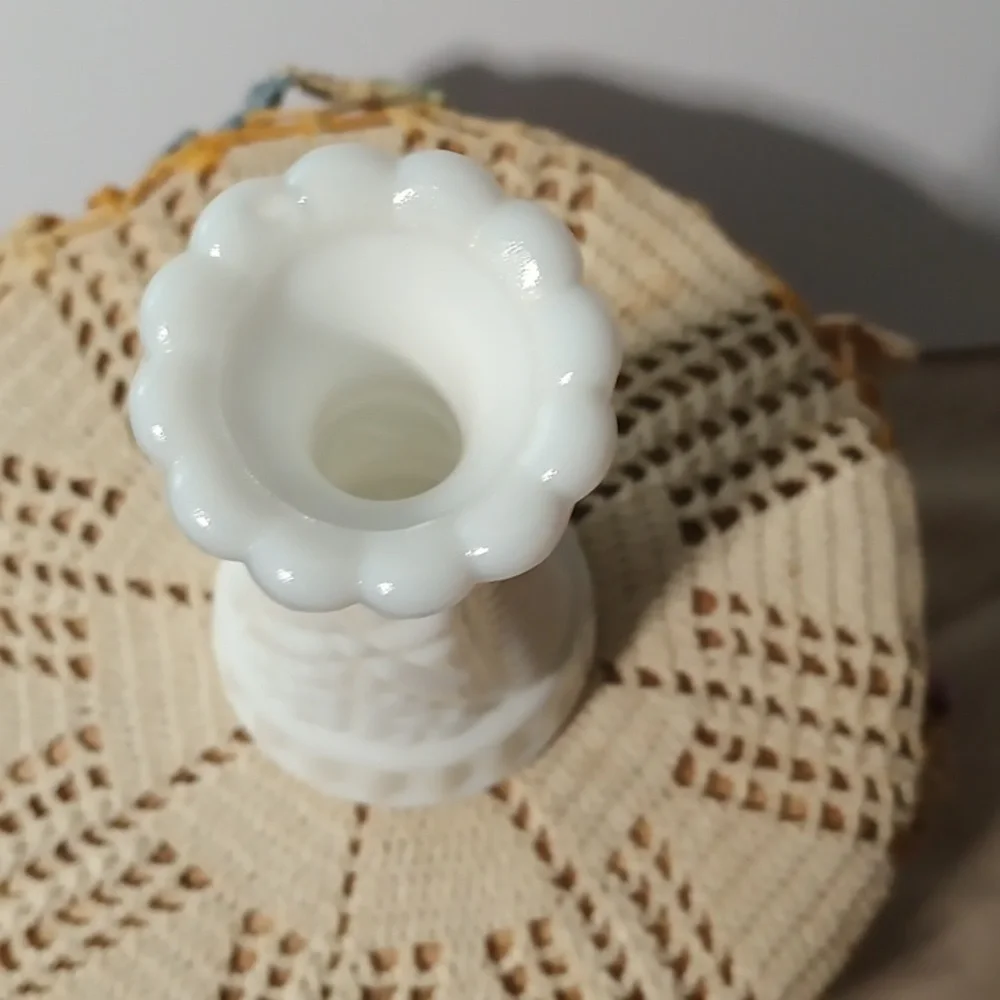 Vintage MCM Mid-Century Anchor Hocking Milk Glass Bud Vase Stars and Bars 6" - Picture 5 of 5